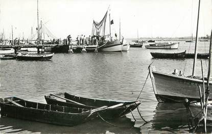 .CPSM  FRANCE 85  "L'Aiguillon sur Mer, Le port"