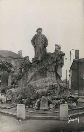 .CPSM  FRANCE 85  "Ste Hermine, Monument de Clémenceau"