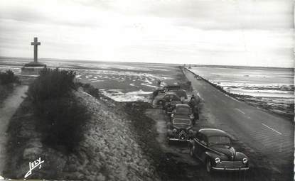 .CPSM  FRANCE 85  "Ile de Noirmoutier, Le passage du Gois découvert" / AUTO