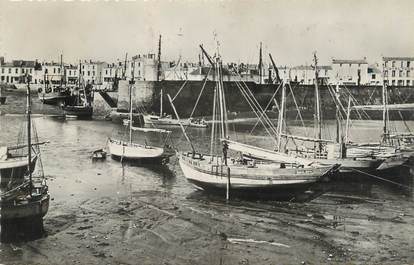 .CPSM  FRANCE 85  "Ile  d'Yeu, Le port à marée basse"