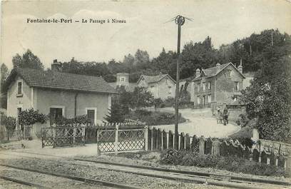 CPA FRANCE 77  "Fontaine le Port, le passage à niveau"