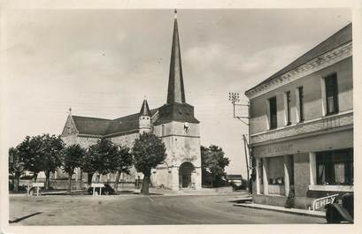 .CPSM FRANCE 85  " Notre Dame de Monts,  Place et église"