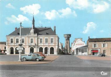 . CPSM  FRANCE 86 " Neuville du Poitou, La place Joffre"