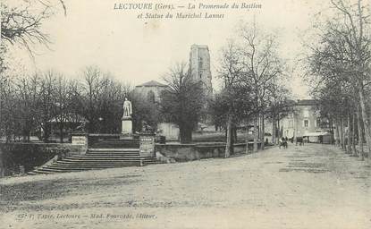 . CPA  FRANCE 32 " Lectoure, La promenade du Bastion et Statue du Maréchal Lannes"