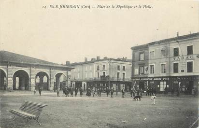 . CPA  FRANCE 32 "L'Isle  en Jourdain,  Place de la république et la halle"