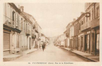 . CPA FRANCE 32  "Vic Fezensac, Rue de la république"