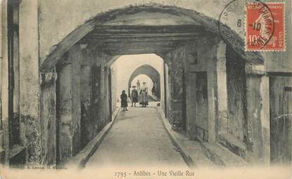 CPA FRANCE 06 "Antibes, une vieille rue"