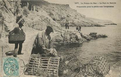 CPA FRANCE 29 "La Pointe du Raz, le Port de Bestrée, préparatifs pour la pêche aux Langoustes"