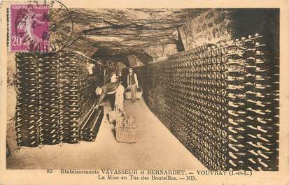 CPA FRANCE 37 "Vouvray, Etablissements Vavasseur et Bernardet, la Mise en tas de bouteilles"