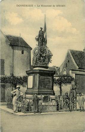 CPA FRANCE 77  "Donnemarie, Le Monument aux morts"