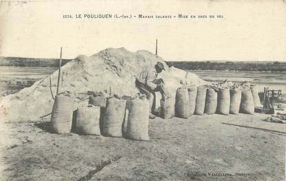 .CPA  FRANCE 44 "Le Pouliguen,  Marais salants, mise en sac du sel"