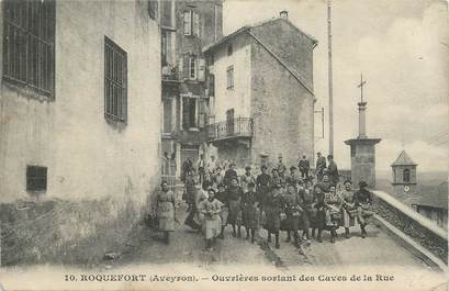 .CPA FRANCE 12 "  Roquefort, Ouvrières sortant des Caves de la Rue"
