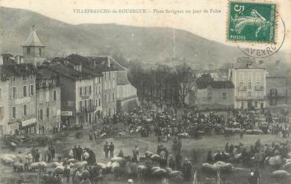 .CPA   FRANCE 12 "Villefranche de Rouergue, Place Savignac un jour de foire"