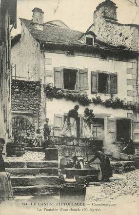 .CPA  FRANCE 15 "Chaudesaigues, La fontaine d'eau chaude"