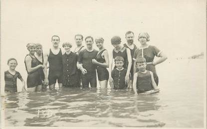 CARTE PHOTO BAIGNEUSE "Groupe dans la mer"