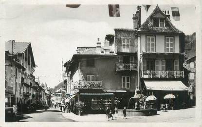 .CPSM FRANCE 15   "Vic Sur Cère, Place de la fontaine et rue nationale"