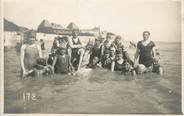 Nu / Érotisme CARTE PHOTO BAIGNEUSE "Juillet 1921, groupe de femmes dans l'eau"