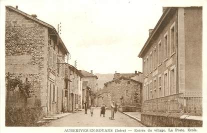 .CPA  FRANCE 26 "Auberives en Royans, Entrée du village, La Poste, l'école"