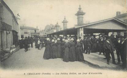 .CPA FRANCE 85 " Challans, Les petites halles un jour d'assemblée"