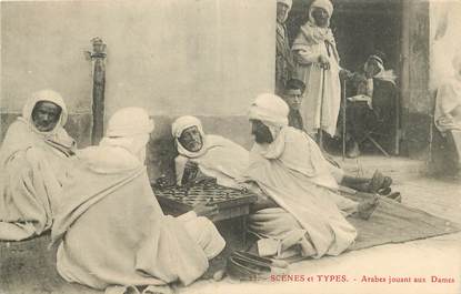 CPA ALGERIE "Arabes jouant aux Dames" / Type