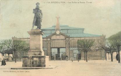 .CPA FRANCE 85 " La Roche sur Yon, Les halles  et statue Travot"