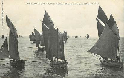.CPA FRANCE 85 "St Gilles Croix de Vie, Bâteaux sardiniers à l'entrée du port"