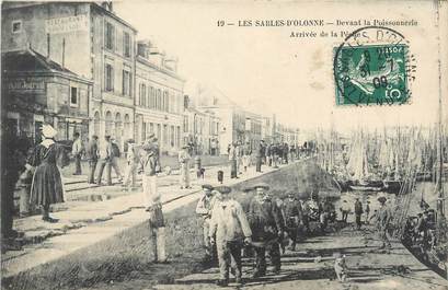 .CPA FRANCE 85 "Les Sables d'Olonne", Devant la poissonnerie, arrivée de la pêche"