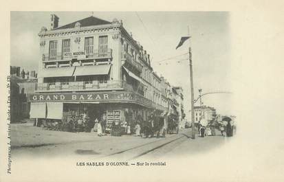 .CPA FRANCE 85 "Les Sables d'Olonne, Sur le remblai"