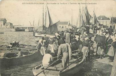 .CPA FRANCE 85 "Les Sables d'Olonne, Marchandes de sardines à l'arrivée des bâteaux"