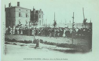 .CPA FRANCE 85 "Les Sables d'Olonne, Musique Place du Palais de Justice"