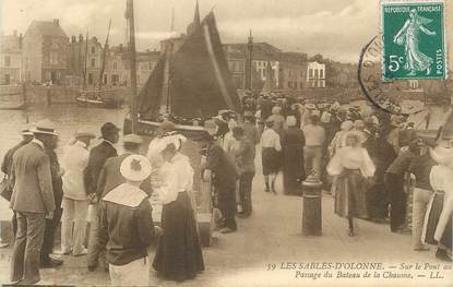 .CPA FRANCE 85 "Les Sables d'Olonne, Sur le pont au passage du bâteau de la Chaume"