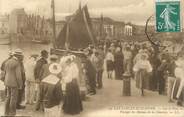 85 Vendee .CPA FRANCE 85 "Les Sables d'Olonne, Sur le pont au passage du bâteau de la Chaume"