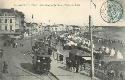.CPA FRANCE 85 "Les Sables d'Olonne, Côté ouest de la plage à l'heure des bains" / TRAM
