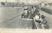 85 Vendee .CPA FRANCE 85 "Les Sables d'Olonne, Pêcheurs à la ligne sur la jetée"