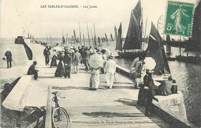 .CPA FRANCE 85 "Les Sables d'Olonne, Les jetées"