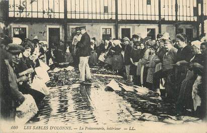 .CPA FRANCE 85 "Les Sables d'Olonne, L'intérieur de la poissonnerie"