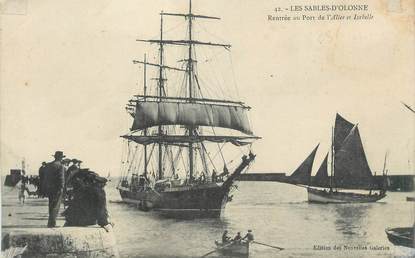 .CPA FRANCE 85 "Les Sables d'Olonne, Rentrée au port de l'Alice et de l'Isabelle"