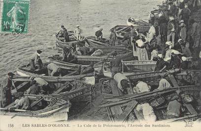 .CPA FRANCE 85 "Les Sables d'Olonne, La cale de la poissonnerie, L'arrivée des sardiniers"