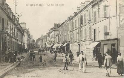 CPA FRANCE 94 "Choisy le Roi, la rue du Pont"