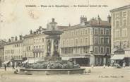 38 Isere .CPA FRANCE 38 "   Voiron, Place de la République et la fontaine  "