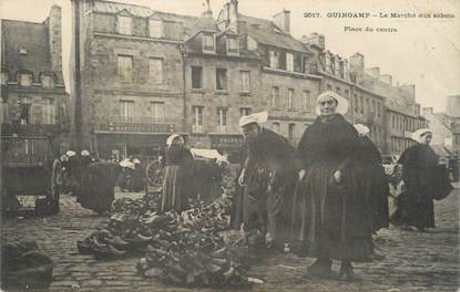 .CPA   FRANCE 22 " Guingamp, Le marché aux sabots, Place du centre"