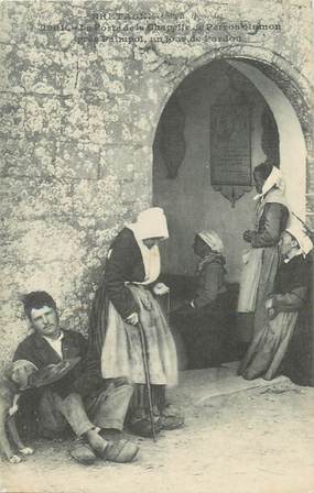 .CPA FRANCE 22 "Perros Hamon, La porte de la chapelle un jour de pardon"/FOLKLORE
