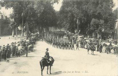 . CPA FRANCE 86 " Poitiers, Un jour de Revue"