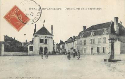 . CPA  FRANCE 86 " St  Savin sur Gartempe, Place et rue de la République"