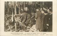 87 Haute Vienne . CPA  FRANCE 87 "Oradour sur Glane, Le général de Gaulle déposant une plaque sur la fosse des victimes"