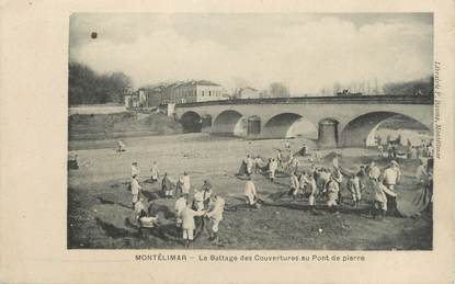 .CPA FRANCE 26 " Montélimar, Le battage des couvertures au pont de pierre"