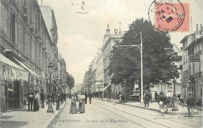 .CPA  FRANCE 84 "Avignon, La rue de la République"