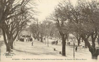 .CPA  FRANCE 84 "Avignon, Les allées de Verdun pendant le grand concours de boules du Merle Blanc"/ BOULES