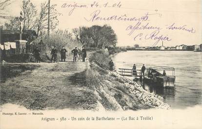 .CPA  FRANCE 84 "Avignon, Un coin de Barthelasse, le bac à treille"