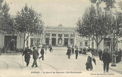 .CPA  FRANCE 84 "  Avignon, La gare et les nouveaux cafés-restaurants"